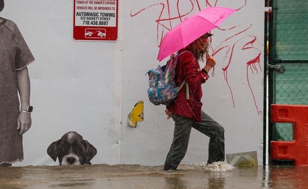 אישה הולכת ברחובות ניו יורק בזמן ההצפות (צילום: reuters)