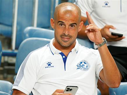 בן חיים הפצוע נהנה על הספסל (צילום: אלן שיבר)