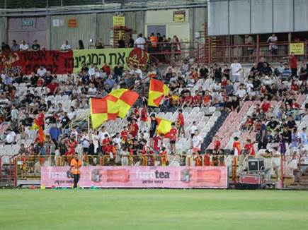 אוהדי אשדוד מאוזבים בסיום הערב (לירון מולדובן)