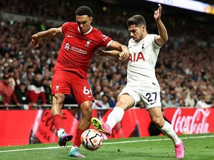 סולומון מול אלכסנדר-ארנולד. הישראלי היה מצוין מהרגע שנכנס (GETTY)