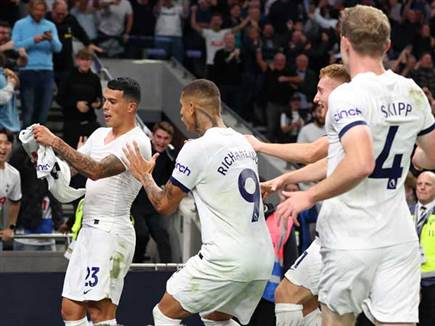 החגיגה של טוטנהאם בסיום. התרנגולים רק נקודה ממנצ'סטר סיטי (GETTY)