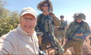 כתב ערוץ אל-מנאר עלי שעיב בסלפי עם אל"ם אבי מרציאנו, מח״ט 769 (צילום: viral press)