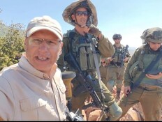 כתב ערוץ אל-מנאר עלי שעיב בסלפי עם אל"ם אבי מרציאנו, מח״ט 769