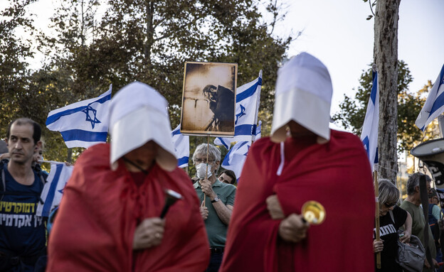 מפגינות נגד המהפכה המשפטית בתל אביב (צילום: Mostafa Alkharouf/Anadolu Agency via Getty Images)