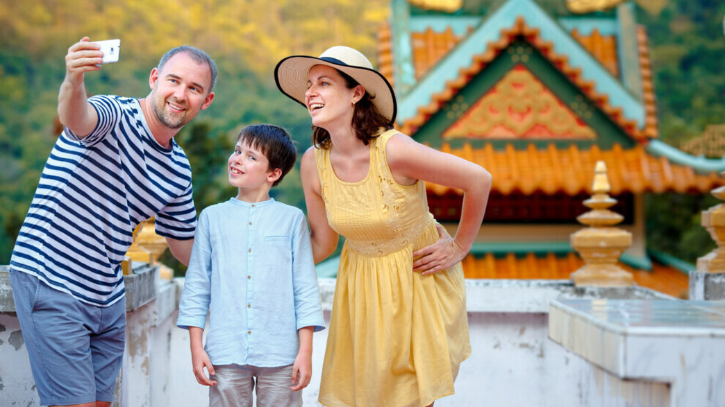 משפחה מצטלמת סלפי