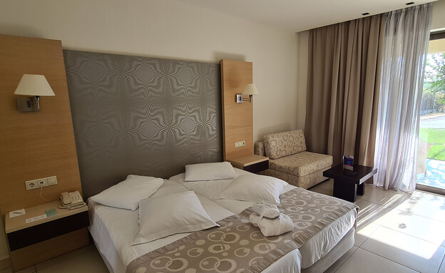 חדר נוח עם כל מה שצריך לחופשה מושלמת מלון אודיסאוס (צילום: איריס לוי)
