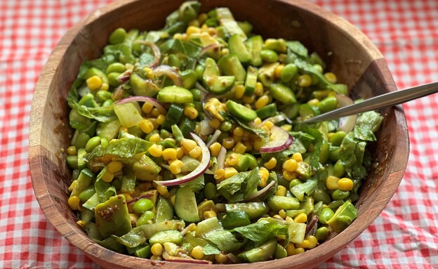 סלט ירקות ופולי סויה. גם מעורבב הוא יפה!