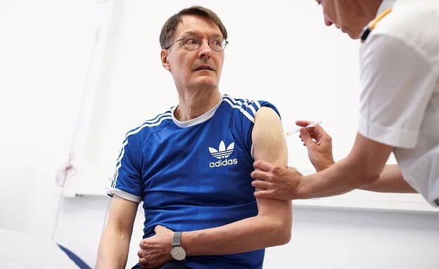 שר הבריאות של גרמניה מקבל חיסון מעודכן לקורונה (צילום: AP)
