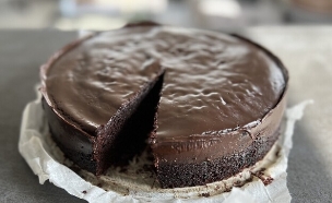 עוגת שוקולד קלה ועסיסית (צילום: עדי קלינהופר, mako אוכל)