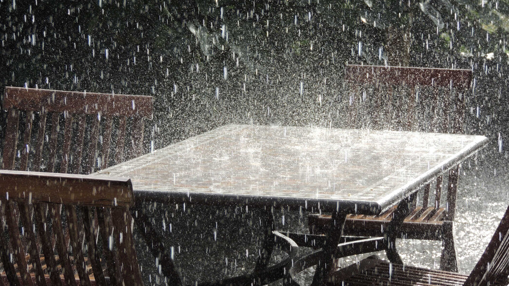 שולחן גן בגשם כבד (צילום: Chloe MK, SHUTTERSTOCK)