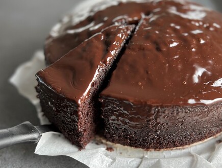 עוגת שוקולד קלה ועסיסית - לפני הקירור (צילום: עדי קלינהופר, mako אוכל)