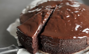 עוגת שוקולד קלה ועסיסית - לפני הקירור (צילום: עדי קלינהופר, mako אוכל)