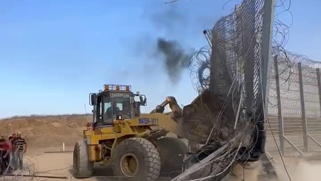 טרקטור של חמאס פורץ את הגבול