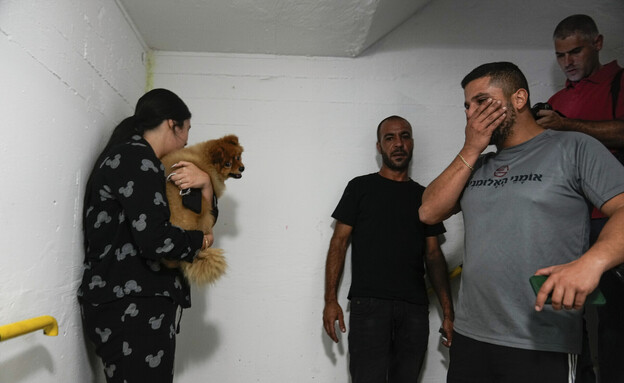 ישראלים בחדר המדרגות באשקלון