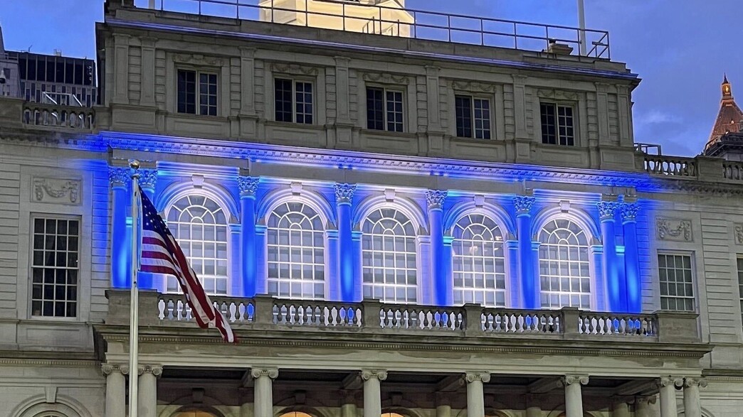 עיריית ניו יורק מוארת בכחול לבן עיריית ניו יורק מוארת בכחול לבן