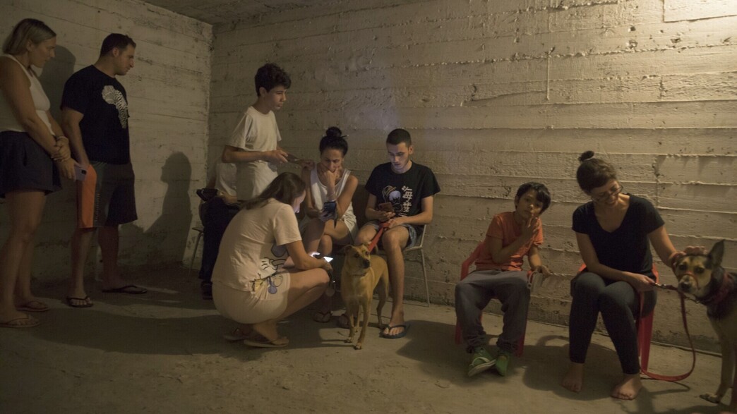 אזרחים תופסים מחסה מרקטות במקלט בתל אביב (צילום: Amir Levy, getty images)