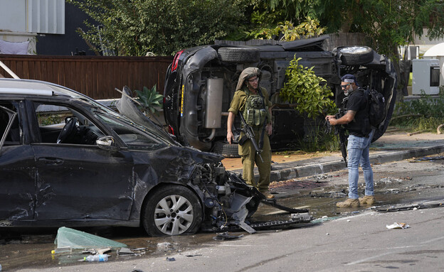 שוטר וחייל ליד תחנת המשטרה שהותקפה על ידי חמאס בשדרות (צילום: Ohad Zwigenberg, ap)