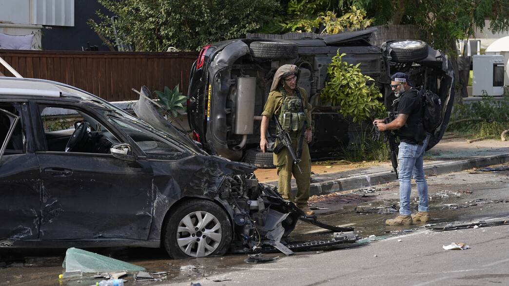 שוטר וחייל ליד תחנת המשטרה שהותקפה על ידי חמאס בשדרות (צילום: Ohad Zwigenberg, ap)