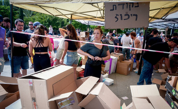 איסוף ציוד עבור חיילים ותושבים הדרום בכיכר דיזנגוף בתל אביב (צילום: אבשלום ששוני, פלאש 90)