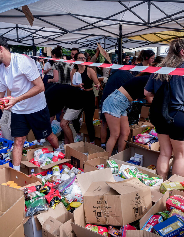 תרומות לחיילים בדיזנגוף (צילום: אבשלום ששוני, פלאש 90)