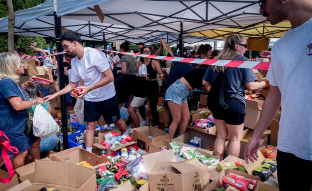 תרומות לחיילים בדיזנגוף (צילום: אבשלום ששוני, פלאש 90)