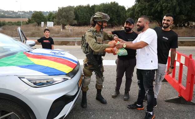 אזרחים דרוזים מביאים אוכל לחיילים סמוך לגבול לבנון (צילום: דוד כהן, פלאש 90)