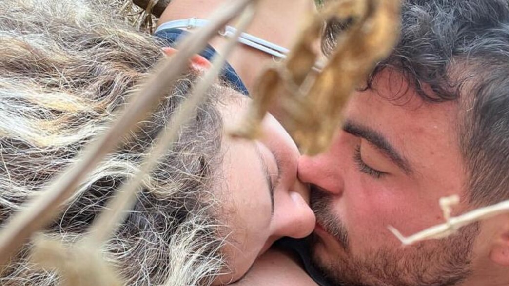 עמית וניר מתחבאים בשיחים אחרי המסיבה