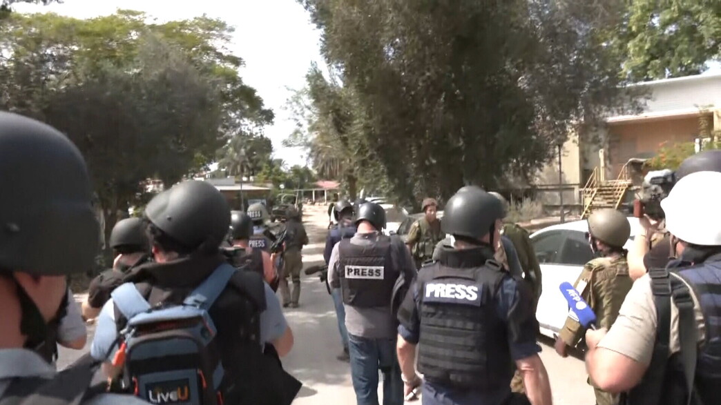 סיור תקשורת זרה בכפר עזה