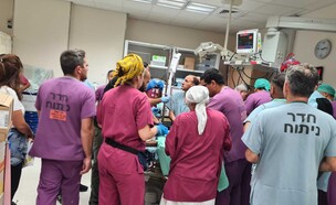 צוותים מטפלים בפצועים הקשים בחדר הטראומה בסורוקה (צילום: דוברות סורוקה)
