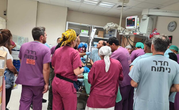 צוותים מטפלים בפצועים הקשים בחדר הטראומה בסורוקה (צילום: דוברות סורוקה)