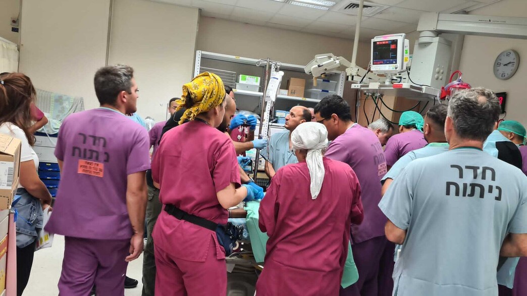 צוותים מטפלים בפצועים הקשים בחדר הטראומה בסורוקה