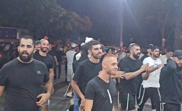 "לה פמיליה" בבתי החולים במחאה לטיפול במחבלים (צילום: המהד)