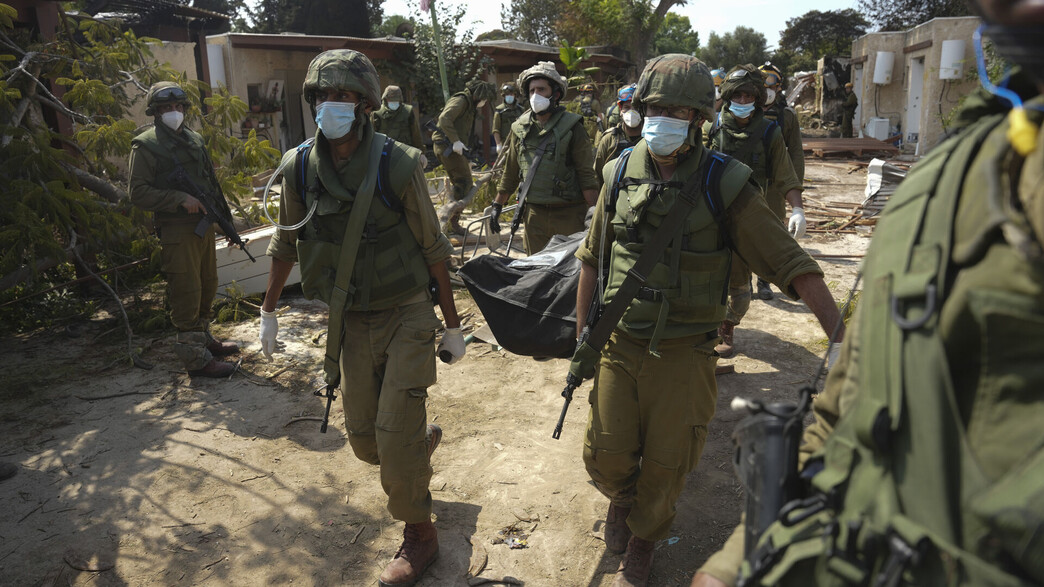 פינוי גופות מכפר עזה