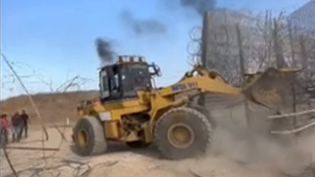 חמאס פורץ לגדר עם טרקטור