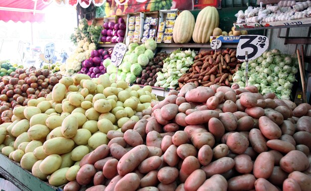 תפוחי אדמה בחנות ירקות (צילום: עודד קרני)