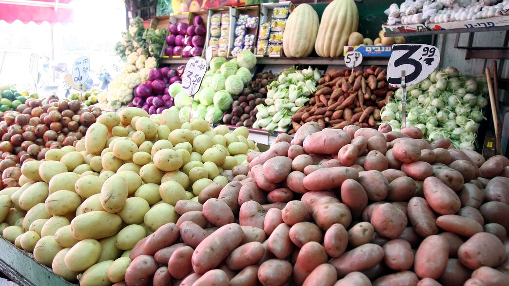 תפוחי אדמה בחנות ירקות תפוחי אדמה בחנות ירקות