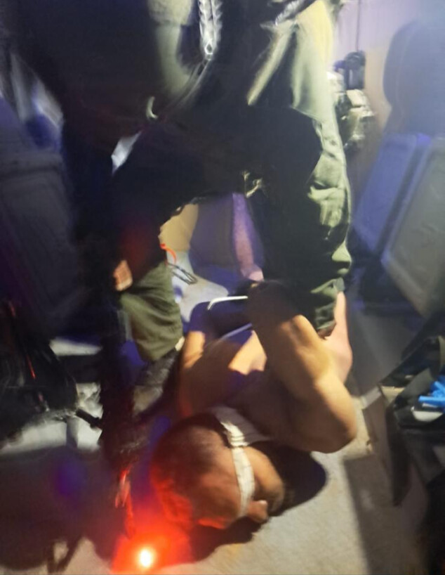 מחבל שבוי בידי כוחות שייטת 13 במוצב סופה (צילום: דובר צה"ל)