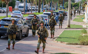 חיילים ברחובות העיר שדרות (צילום: פלאש 90)