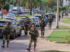 חיילים ברחובות העיר שדרות (צילום: פלאש 90)