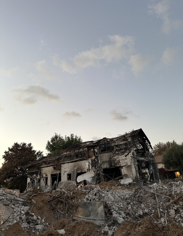 ההרס בקיבוץ בארי (צילום: אייל בן יעיש)