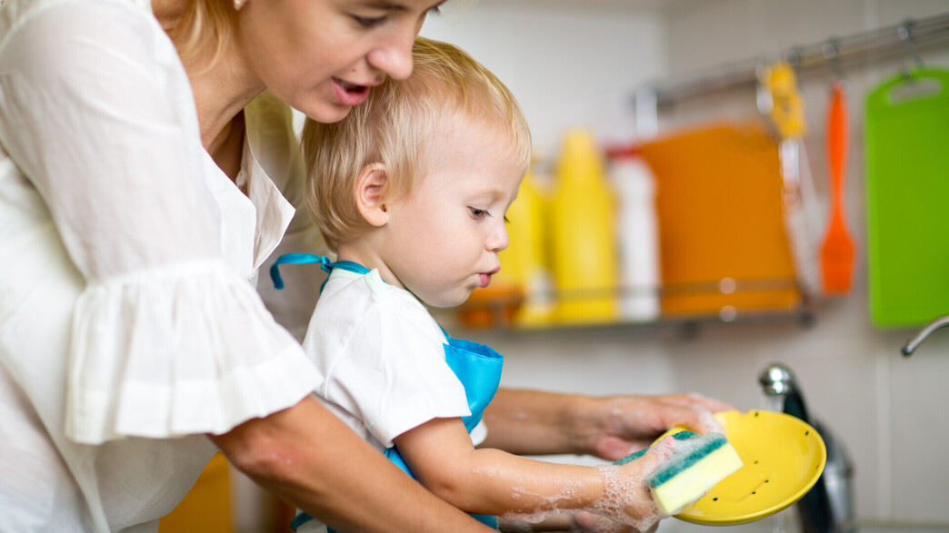 פעוט שוטף כלים, אישה מלמדת ילד לשטוף כלים (צילום: Oksana Kuzmina, SHUTTERSTOCK)