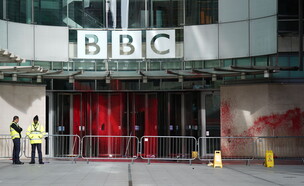 הכניסה למערכת BBC רוססה בצבע אדום (צילום: James Manning/PA Images, getty images)