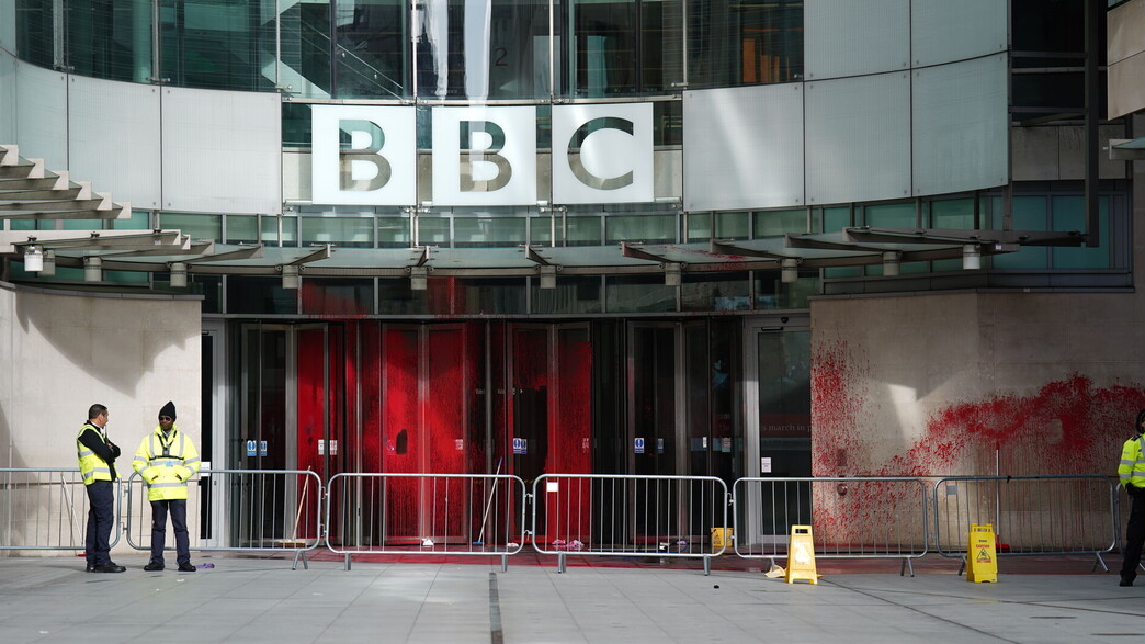 הכניסה למערכת BBC רוססה בצבע אדום (צילום: James Manning/PA Images, getty images)