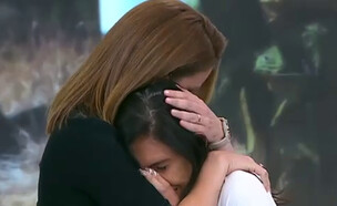 הילה קורח מחבקת את אם החטוף (צילום: מתוך "ערוץ 13")