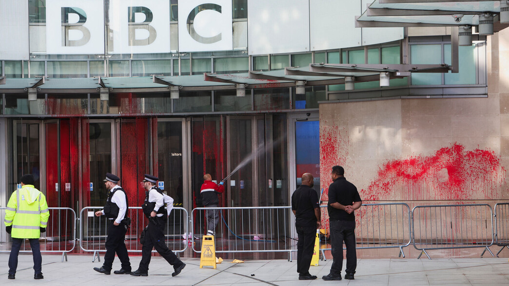 מחאה נגד BBC על סיקור המלחמה