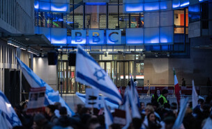 המחאה מחוץ למשרדי ה-BBC (צילום: Carl Court, Getty Images)