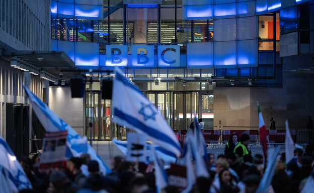 המחאה מחוץ למשרדי ה-BBC (צילום: Carl Court, Getty Images)