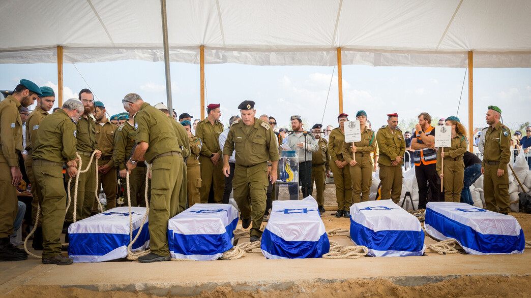 הלווית 5 בני משפחת קוץ שנרצחו בביתם בכפר עזה