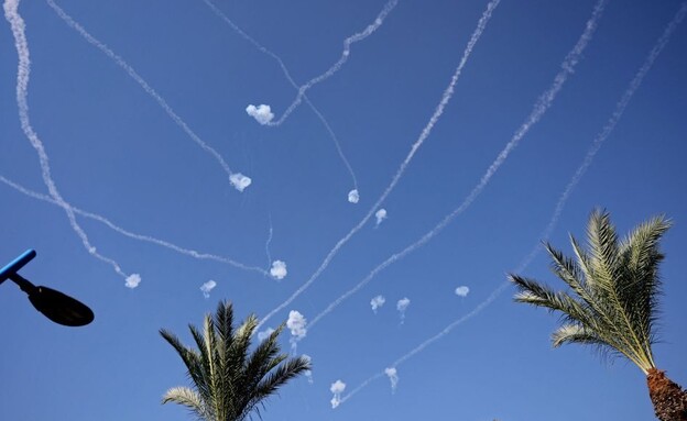 נמשכים השיגורים והיירוטים (צילום: THOMAS COEX/AFP/GettyImages)