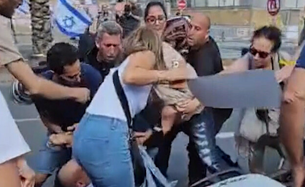 אב החטופה שהותקף במהלך הפגנה בתל אביב (צילום: מתוך "חדשות הבוקר" , קשת 12)
